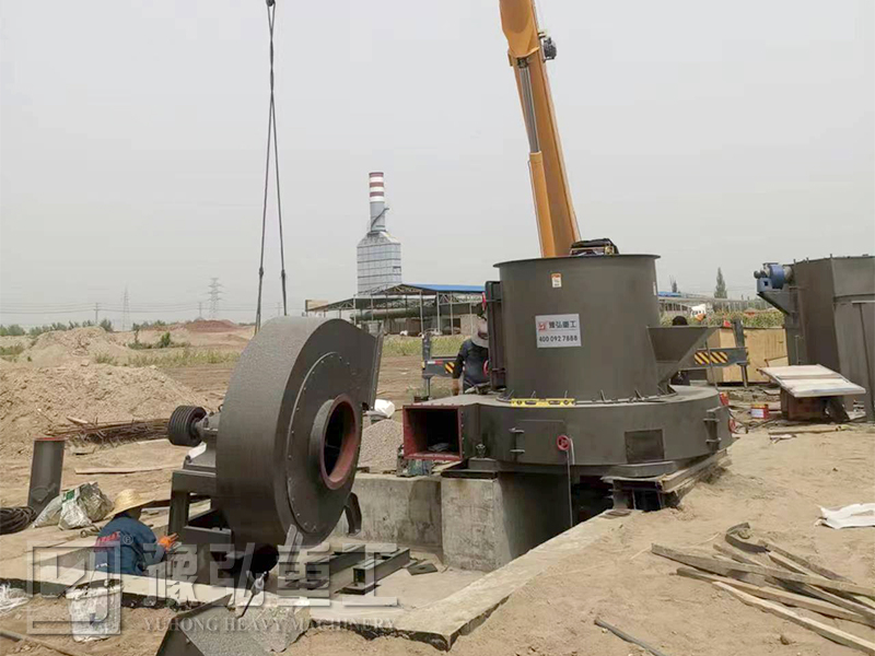 豫弘重工雷蒙磨粉機(jī)設(shè)備安裝現(xiàn)場(chǎng)